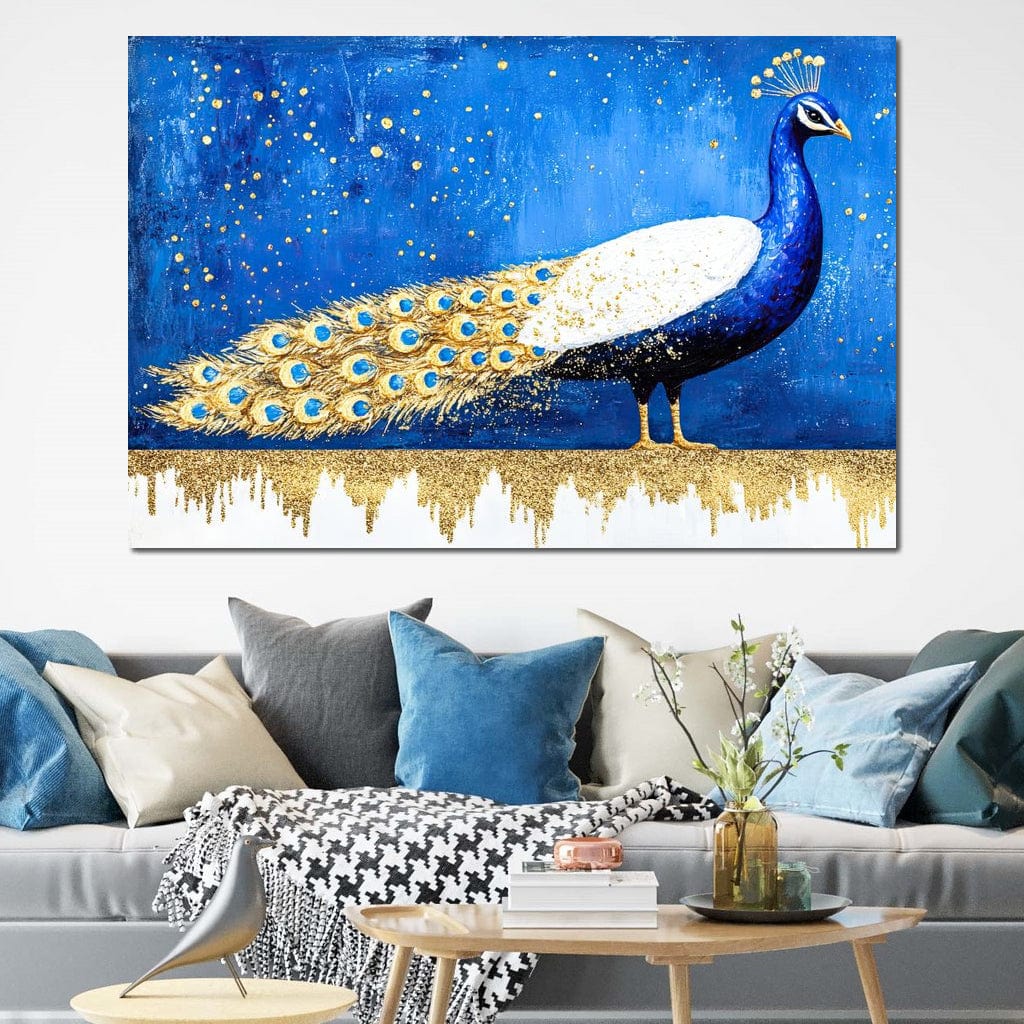 tablou canvas cu un paun elegant cu penaj auriu, pe fundal albastru inchis cu accente aurii