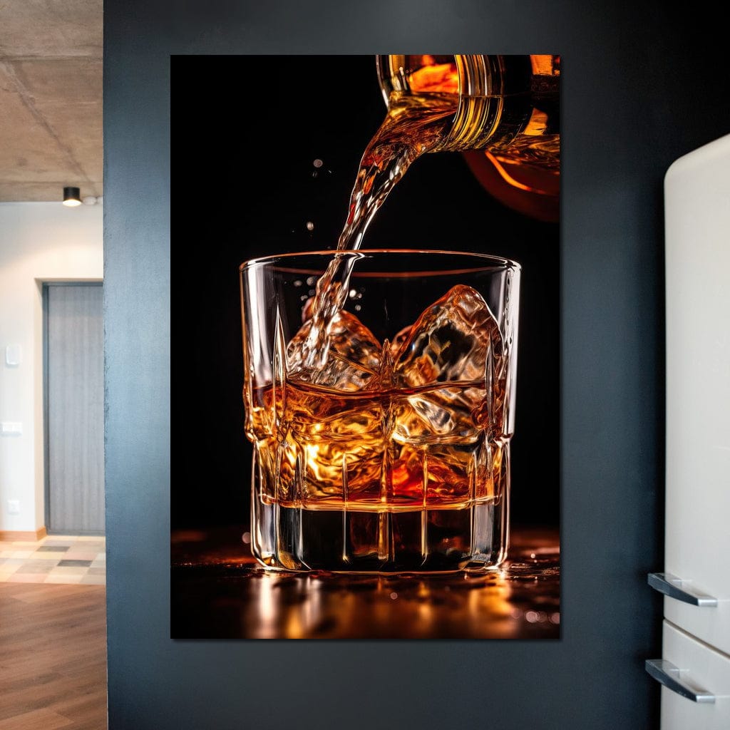tablou canvas cu o sticla turnand un pahar de whiskey cu gheata, pe fundal intunecat