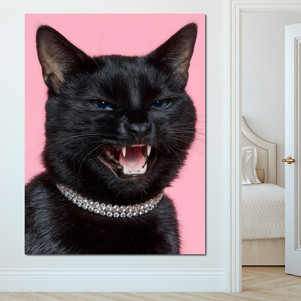 tablou canvas cu o pisica neagra cu un colier cu diamante, pe fundal roz pastelat