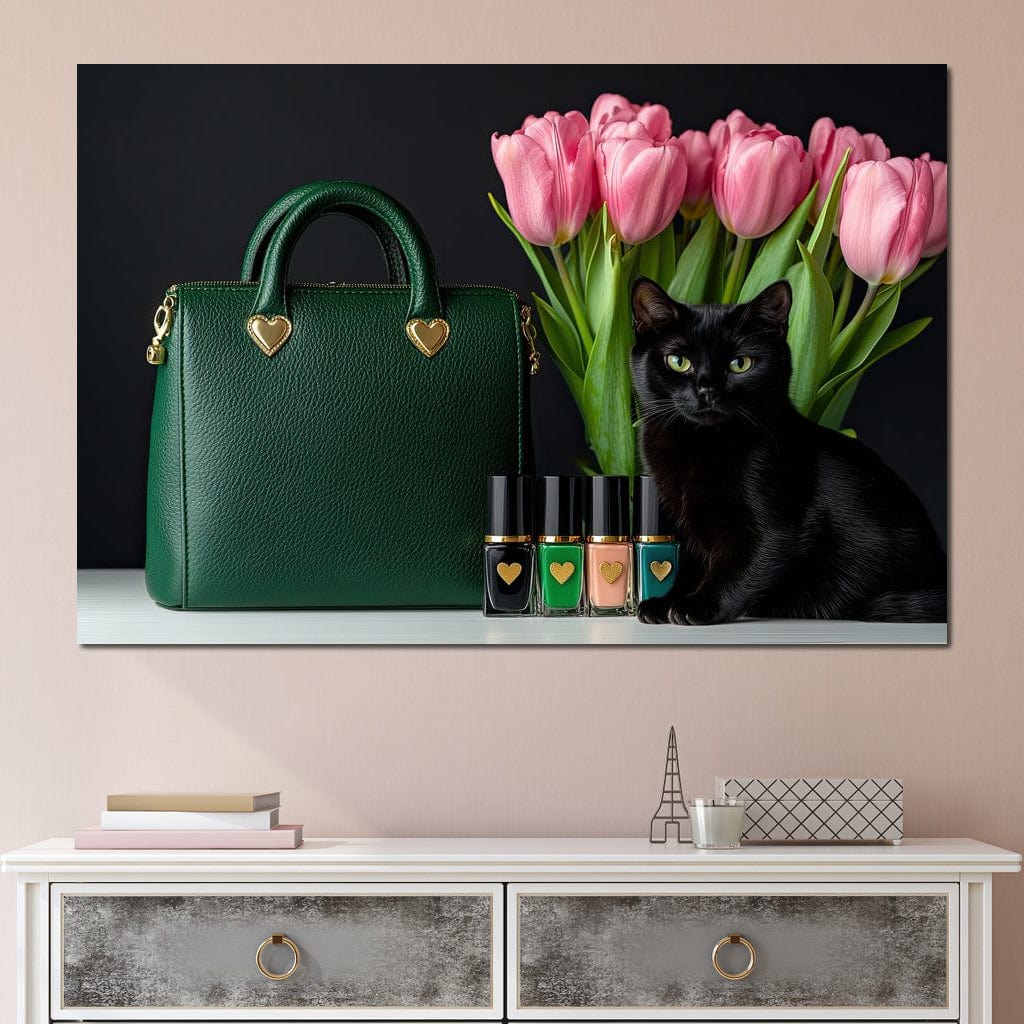 tablou canvas cu o pisica neagra langa o geanta verde smarald si sticlute de oja, pe fundal negru cu un buchet de lalele roz
