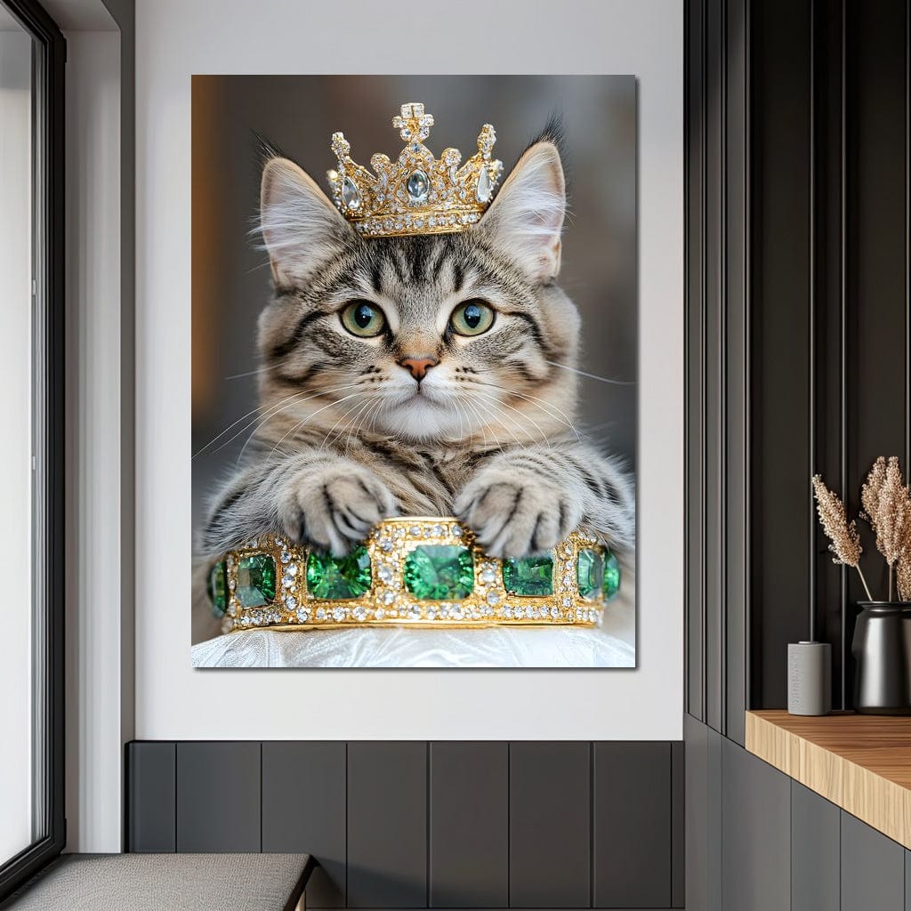 tablou canvas cu un motan cu coroana de aur decorata cu pietre pretioase, sprijnit gratios pe o tiara cu smaralde