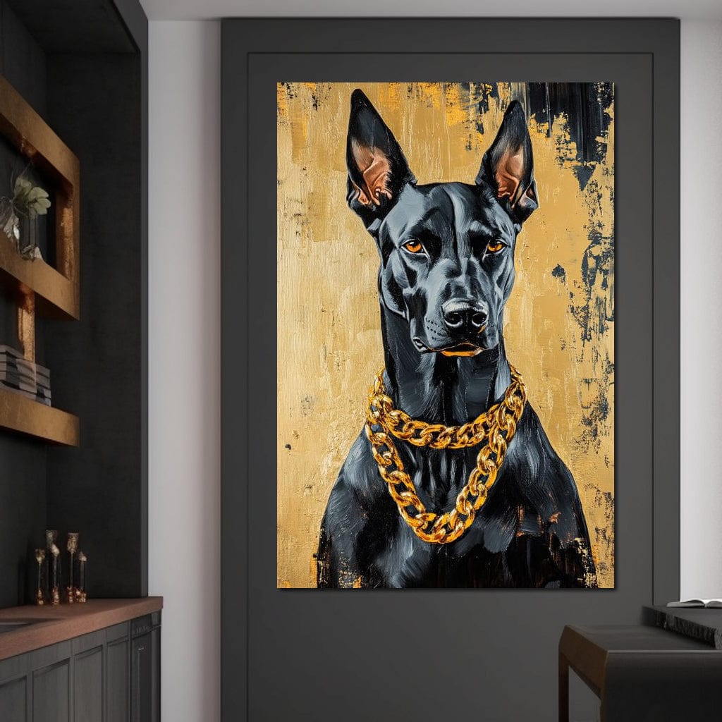 tablou canvas cu un caine doberman negru, purtand un lant de aur, pe fundal texturat in tonuri calde