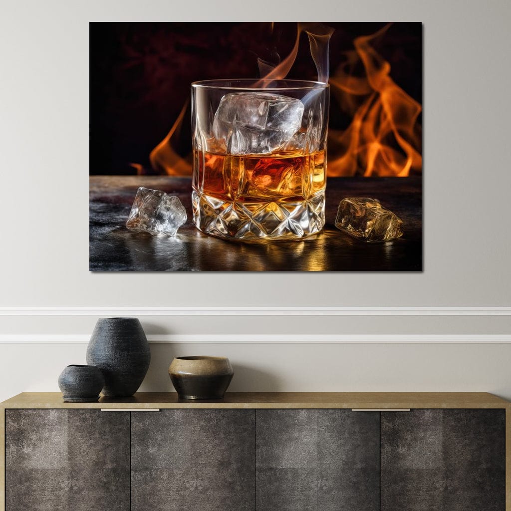 tablou canvas cu un pahar de whisky, langa doua cuburi de gheata pe fundal cu flacari de semineu