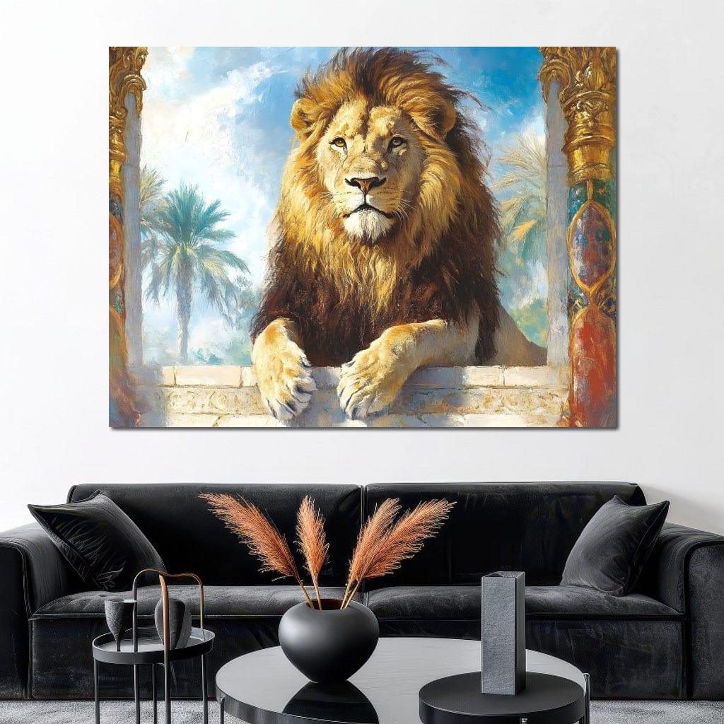 tablou canvas cu un leu sezand relaxat intre doua coloane decorate cu accente aurii si pictate in stil egiptean, pe fundal cu