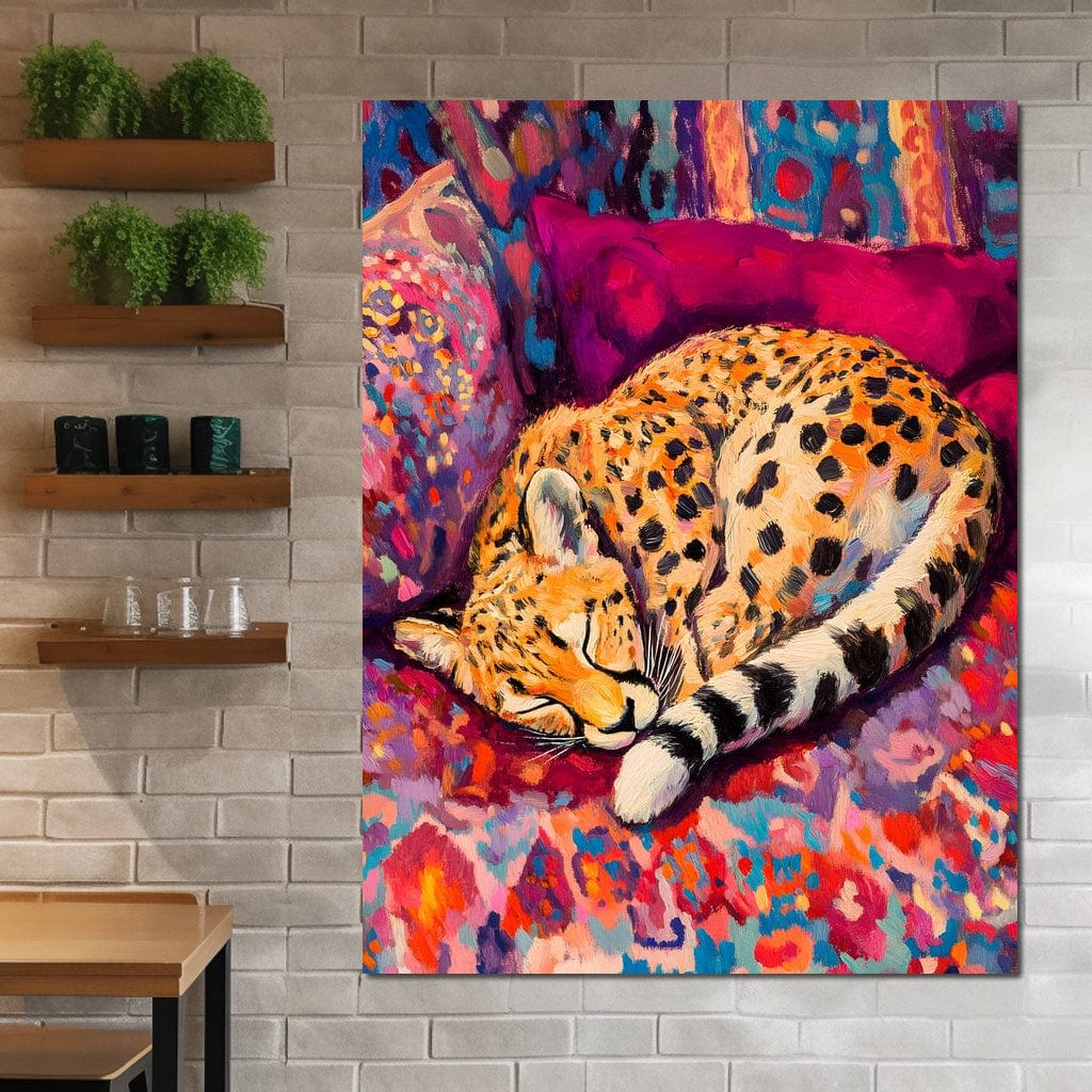 tablou canvas cu un ghepard adormit, pe o canapea cu paturi in nuante multiple de roz, portocaliu si violet