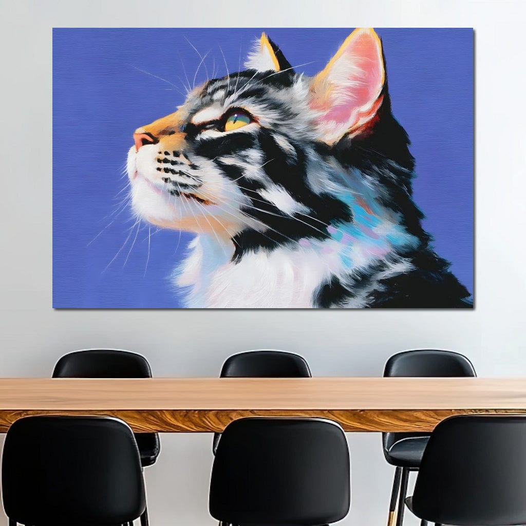 tablou canvas cu o pisica tigrata surprinsa din profil, pe fundal albastru pastelat