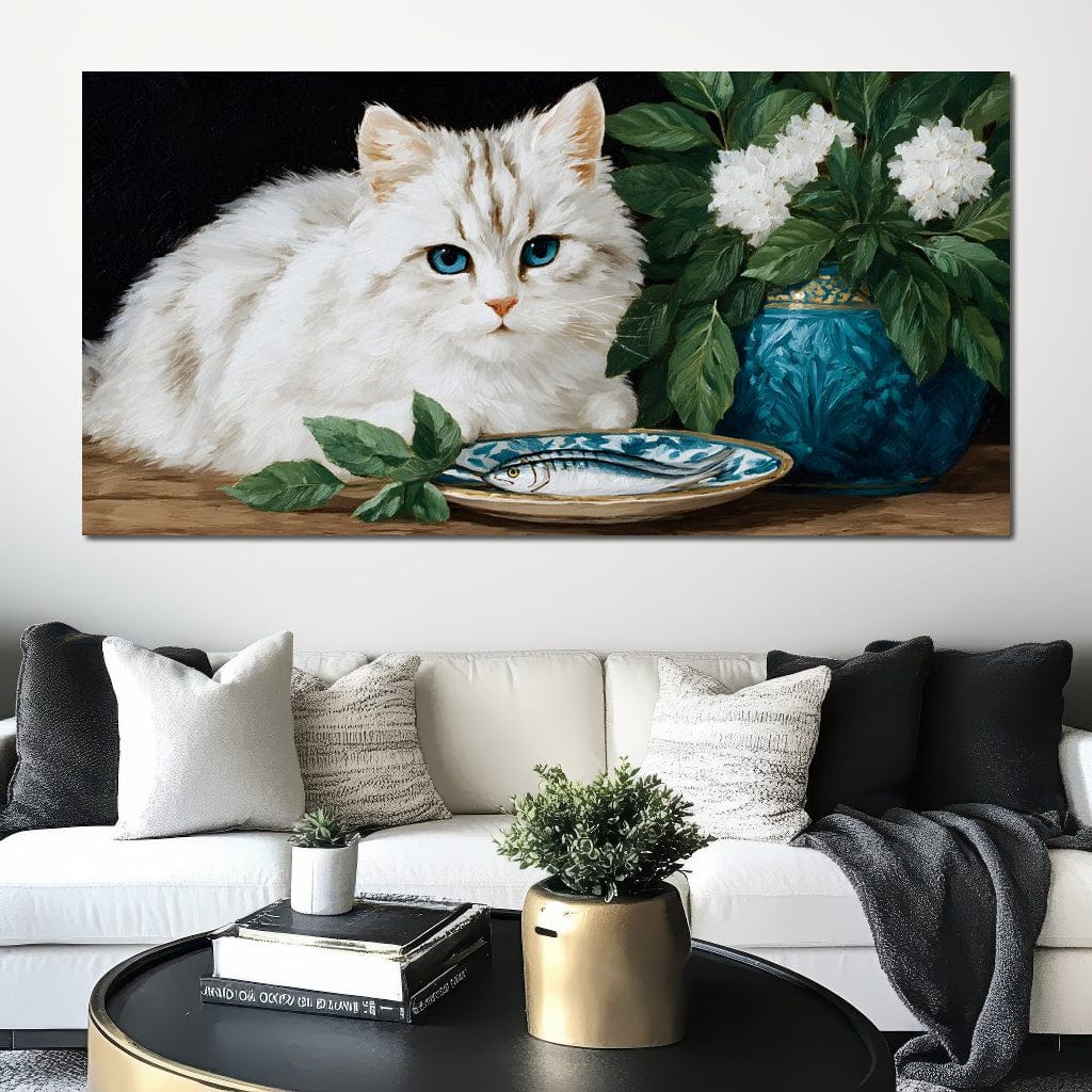 tablou canvas cu o pisica alba pe o masa de lemn, langa o vaza albastra cu flori albe si o farfurie din ceramica cu peste