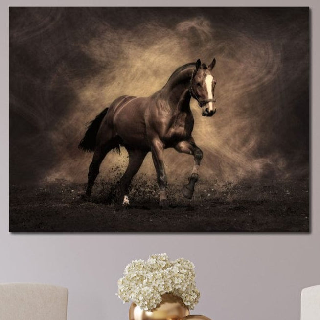 tablou canvas cu un cal maro, suprins in galop, pe fundal abstract prafuit