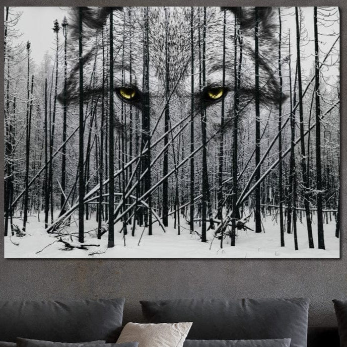 tablou canvas cu privirea unui lup, intr-o padure cu copaci fara frunze, in anotimp de iarna cu zapada