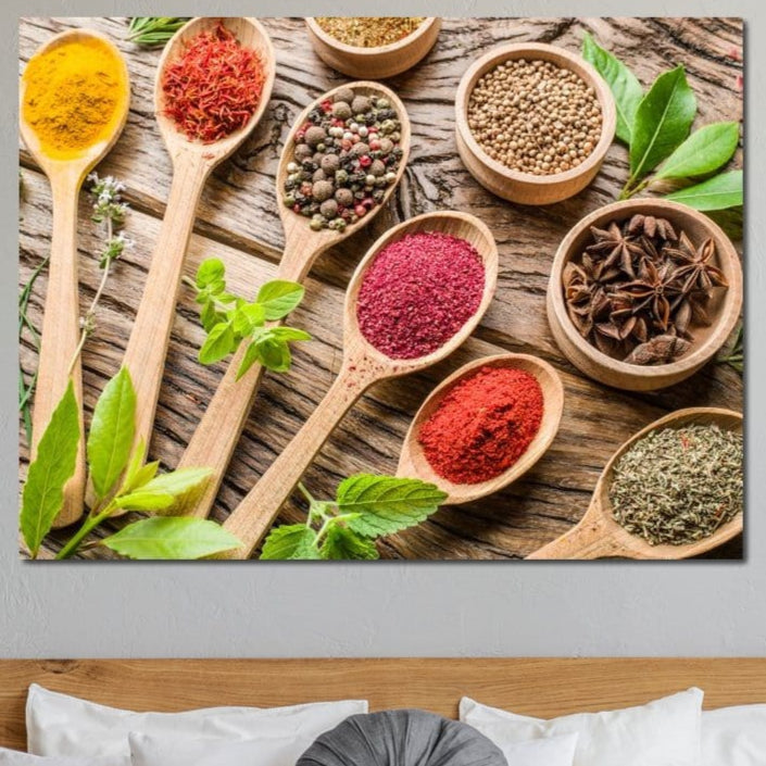 tablou canvas cu linguri si vase de lemn cu condimente si mirodenii din plante, pe o masa in stil rustic 