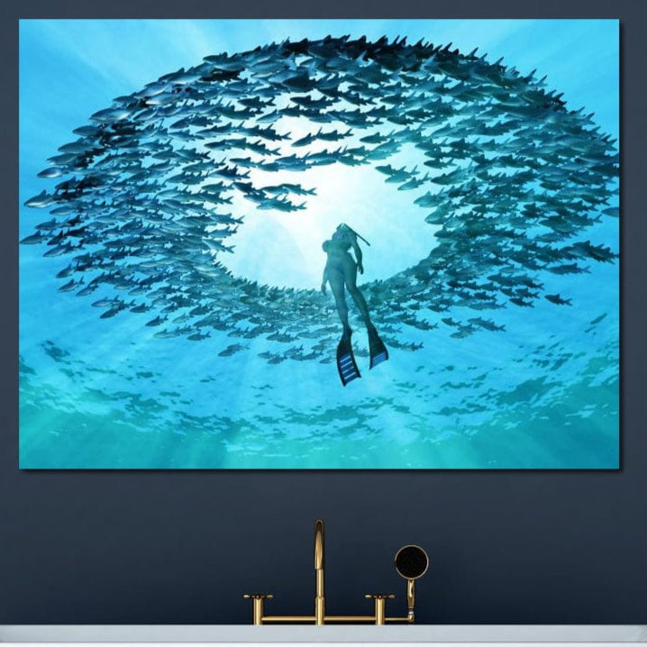 tablou canvas cu un scafandru inconjurat de multi pesti, in adancurile oceanului strapuns de raze de lumina