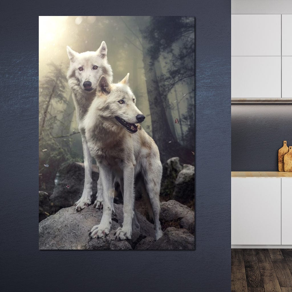 tablou canvas cu doi lupi albi pe o stanca, intr-o padure sub lumina puternica a Soarelui