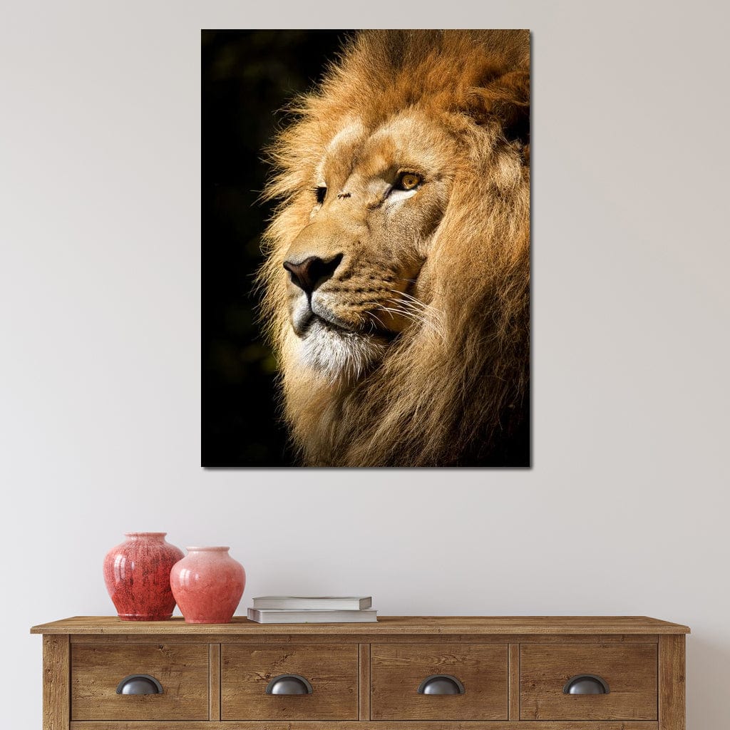 tablou canvas cu un chip de leu pe fundal intunecat simplu