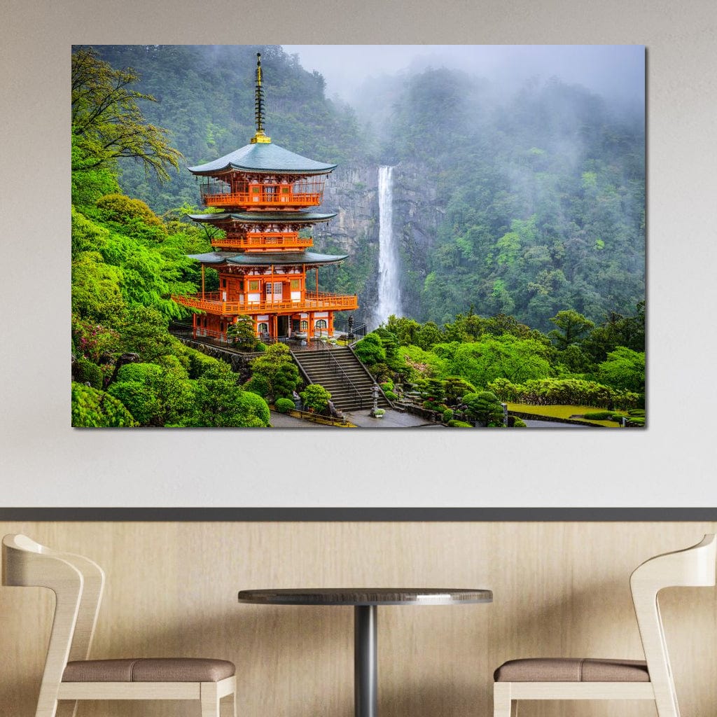 Tablou Canvas Premium, LuxCanva® O1050, Linistea Japoniei, Armonie, Om, Natura, Pagoda, Munti, Cascada, Calatorie, Sacru, Ritual, Zeu, Templu, Spirit, Nachi, Vacanta, Birou, Living, Dormitor