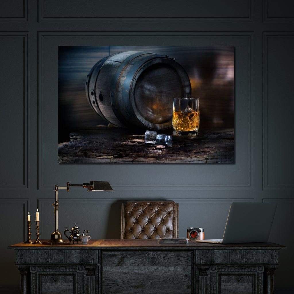tablou canvas cu un butoi de lemn si un pahar de whiskey cu gheata, pe fundal rustic intunecat