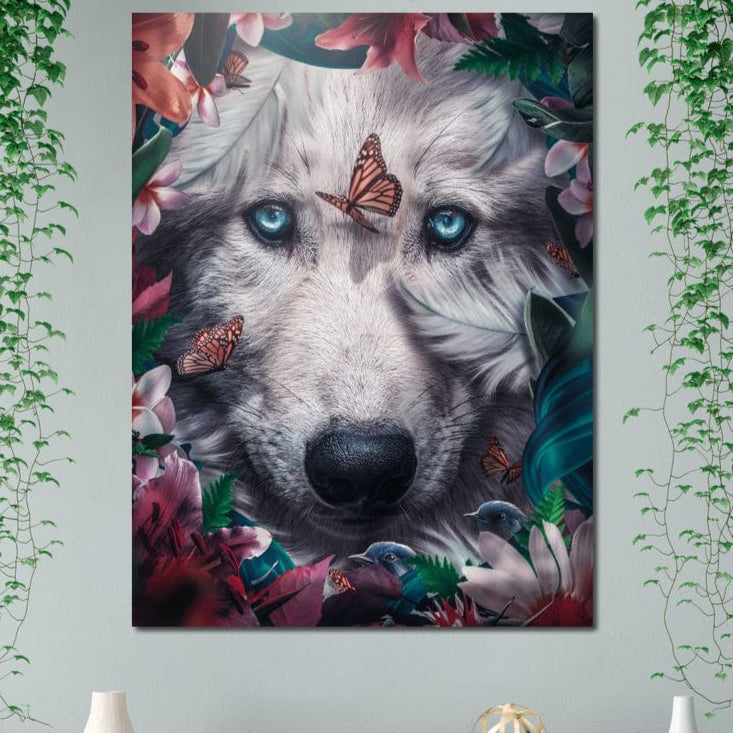 tablou canvas cu un chip de lup cu ochi albastri, printre flori multicolore si cu fluturi in zbor