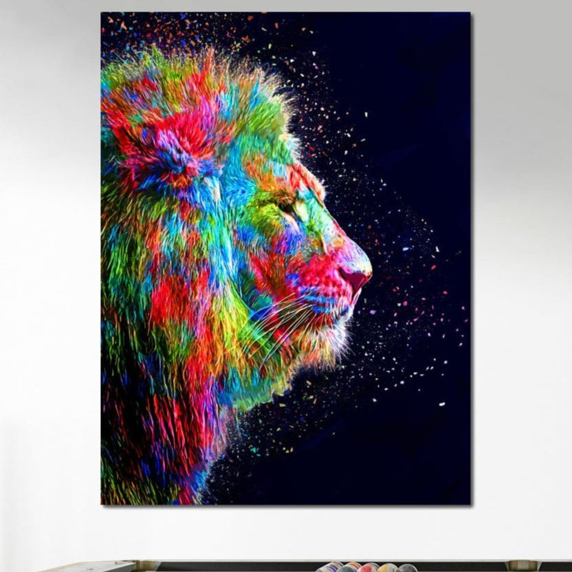 tablou canvas cu un leu surprins din profil si redat in culori deschise, pe fundal intunecat