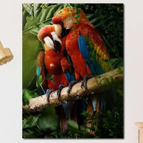 tablou canvas cu doi papagali exotici colorati pe o creanga in jungla