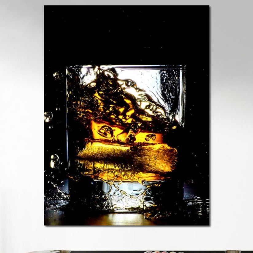 tablou canvas cu un pahar de whisky, redat in mod dramatic intr-un cadru intunecat