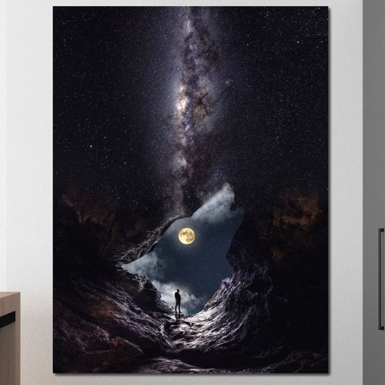 tablou canvas cu silueta unui lup in forma stancilor, pe fundal cosmic cu cer plin de stele si galaxii