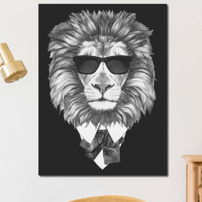 tablou canvas cu un leu cu ochelari de soare, imbracat la costum, pe fundal negru