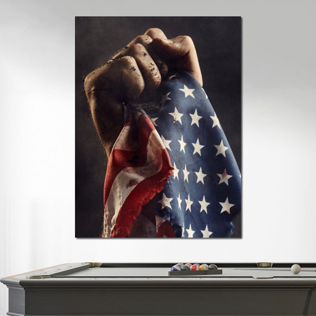 tablou canvas cu o mana puternica strangand steagul american