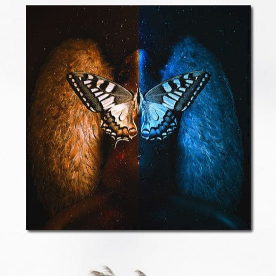 tablou canvas cu un fluture centrat intre o nuanta calda de foc si una rece, pe fundal instelat si angelic
