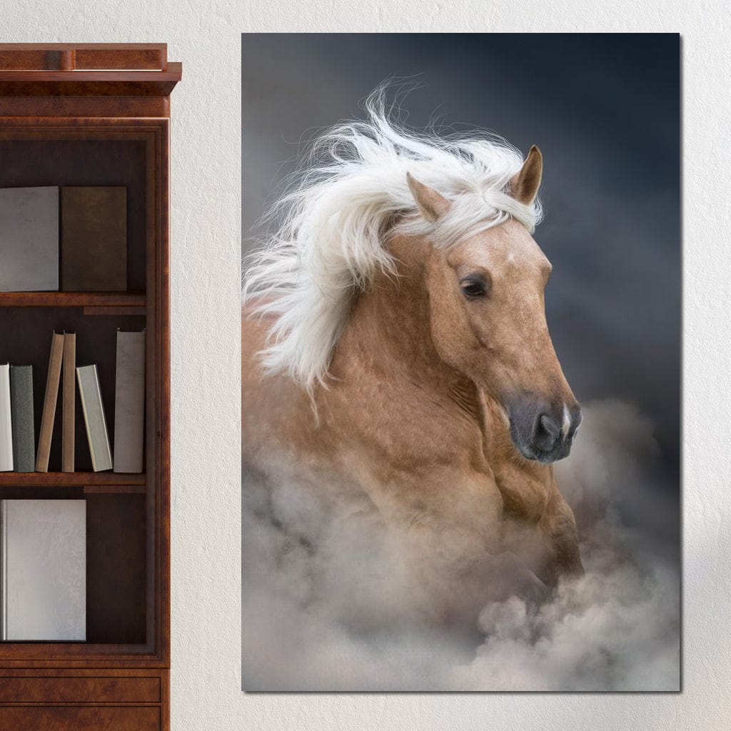 tablou canvas cu portretul unui cal maro, cu coama alba in vant, pe fundal cu ceata