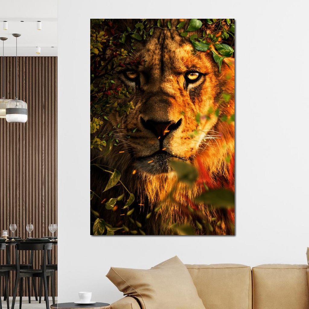 tablou canvas cu un chip de leu surprins la vanatoare printre frunze