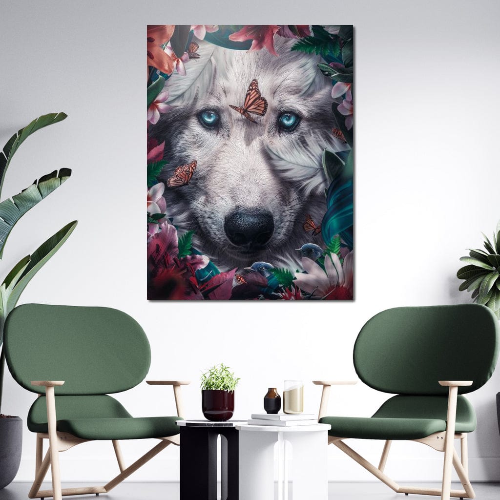 tablou canvas cu un chip de lup cu ochi albastri, printre flori multicolore si cu fluturi in zbor