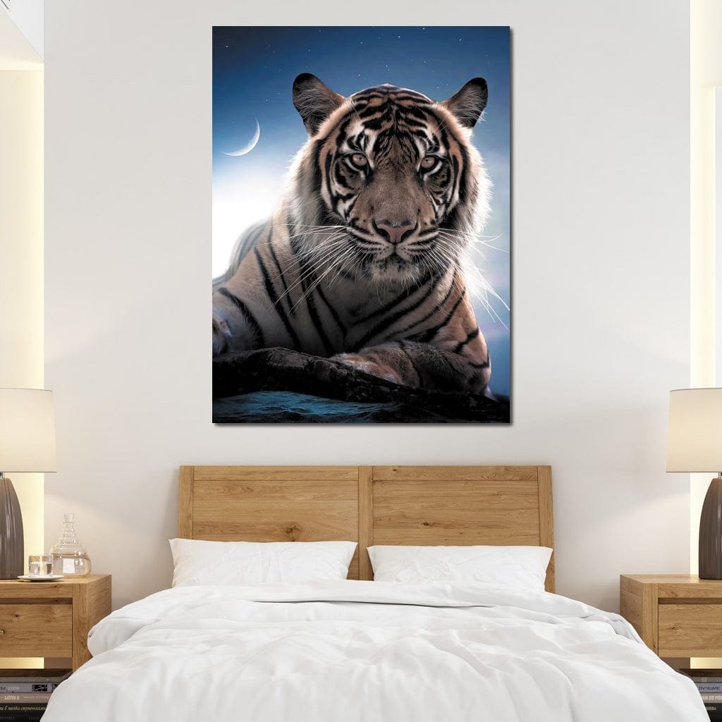 tablou canvas cu un tigru pe o stanca, sub lumina lunii pe cer senin plin de stele