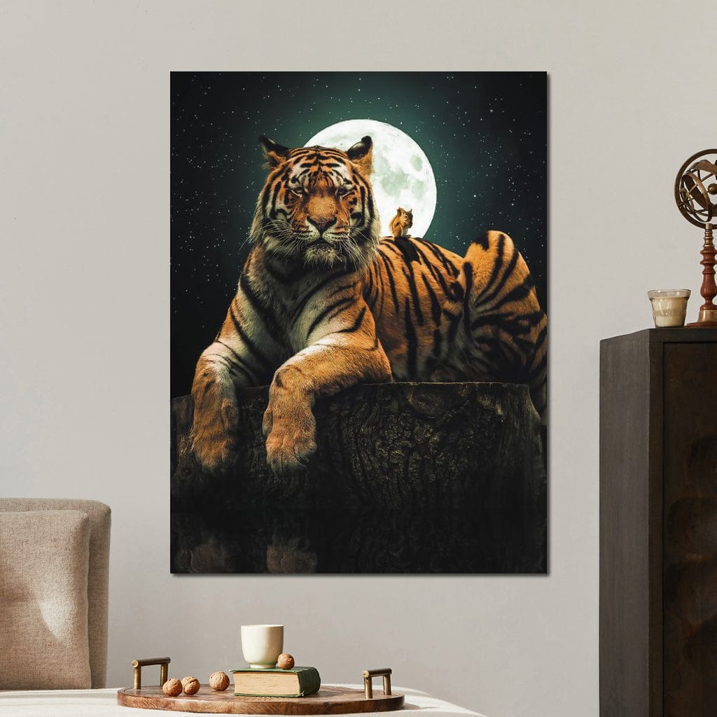 tablou canvas cu un tigru si o veverita relaxati pe un bustean, sub lumina lunii pline, pe fundal de noapte cu cer instelat