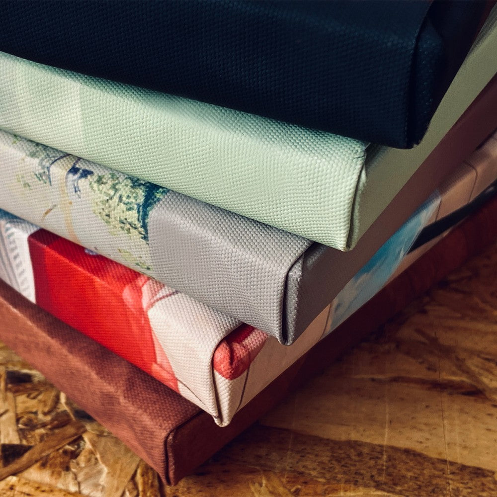 Tablou Canvas Premium, LuxCanva® D1078, Glob Regal, Stralucire, Visiniu, Frumusete, Aur, Rosu, Ramura, Verde, Brad, Podoaba, Iarna, Festiv, Panglica, Atemporal, Clasic, Camera Copil, Living, Dormitor