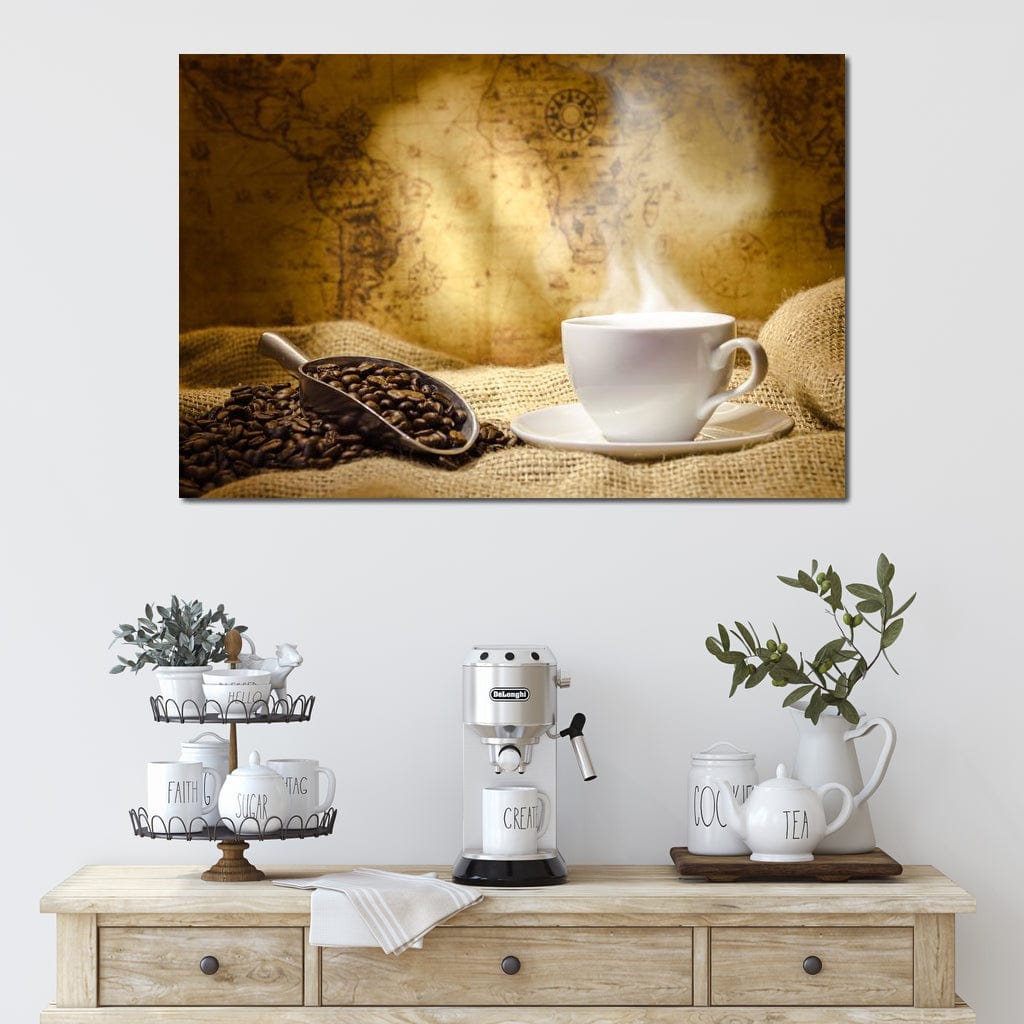 tablou canvas cu o ceasca de cafea fierbinte, langa boabe de cafea pe fundal cu harta lumii, in stil vintage
