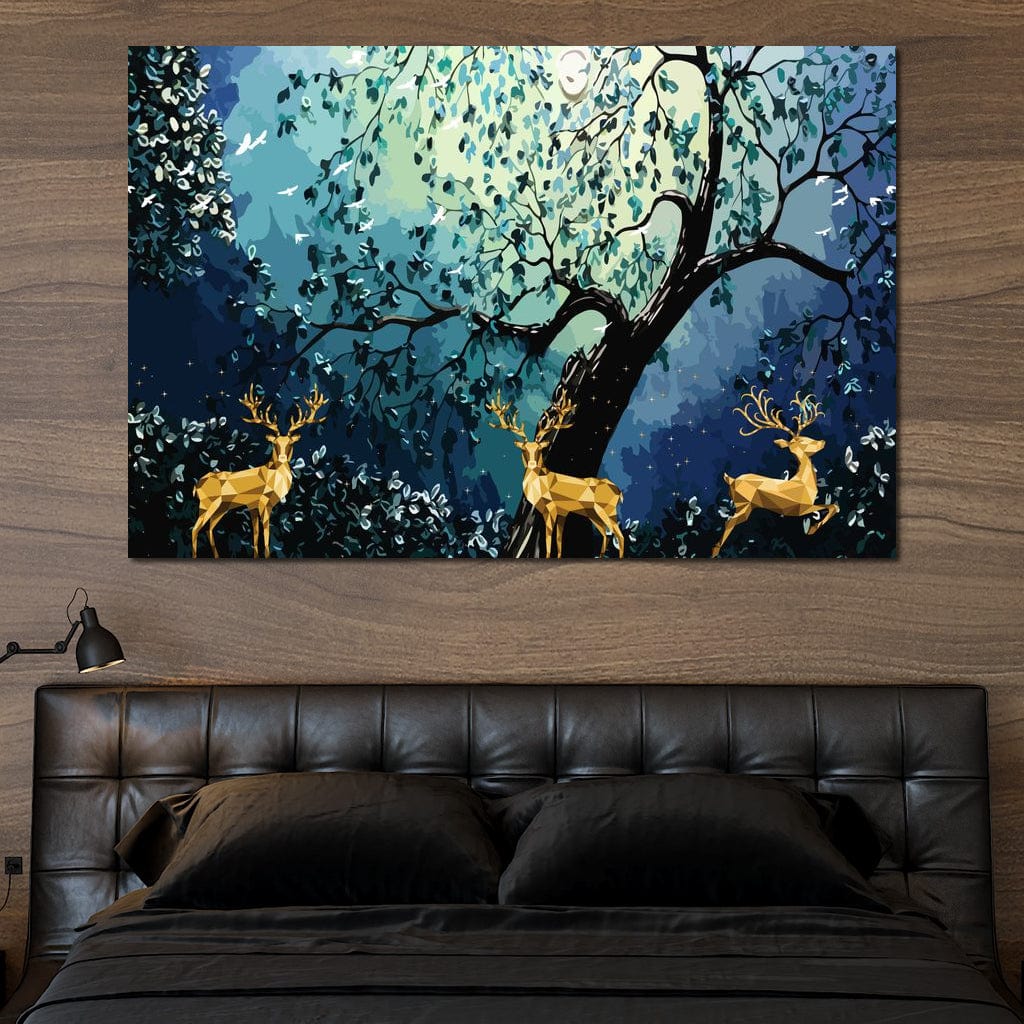 tablou canvas cu un peisaj de basm, cu trei cerbi de aur intr-o padure verde in lumina lunii, pe fundal nocturn si magic