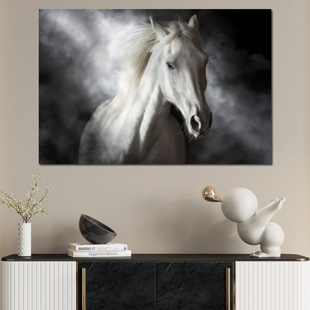 tablou canvas cu un cal alb redat realist pe un fundal intunecat cu urme de ceata