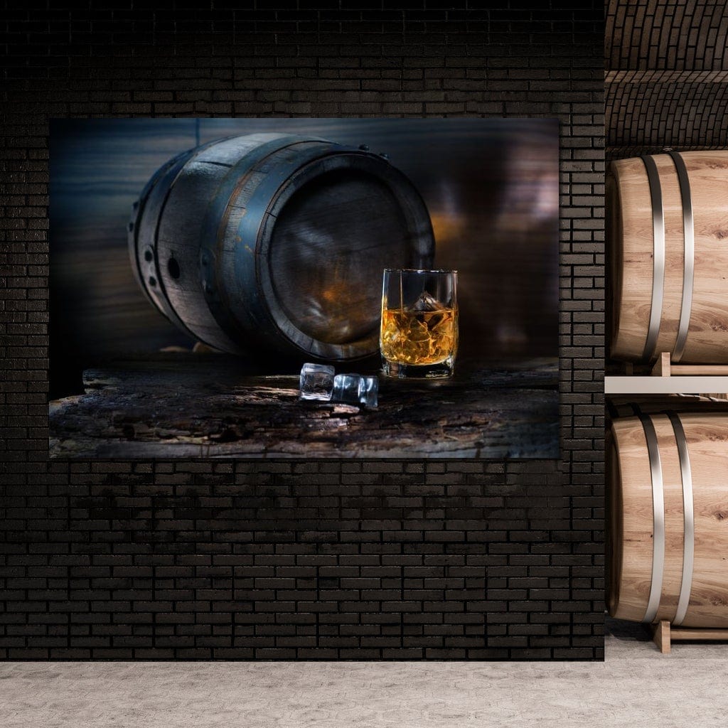 tablou canvas cu un butoi de lemn si un pahar de whiskey cu gheata, pe fundal rustic intunecat