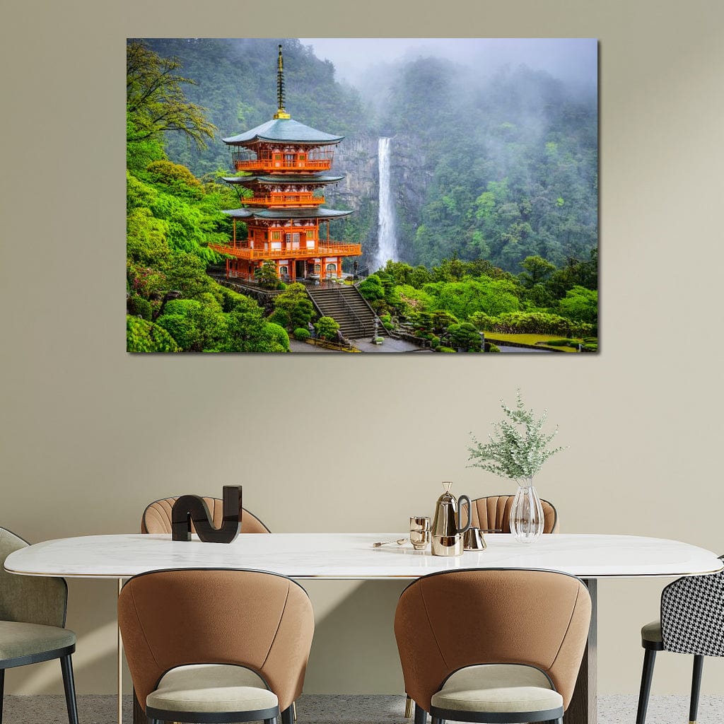 Tablou Canvas Premium, LuxCanva® O1050, Linistea Japoniei, Armonie, Om, Natura, Pagoda, Munti, Cascada, Calatorie, Sacru, Ritual, Zeu, Templu, Spirit, Nachi, Vacanta, Birou, Living, Dormitor
