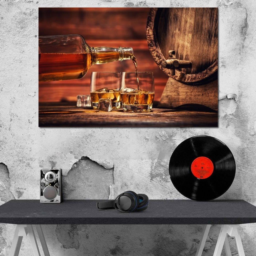 tablou canvas cu un butoi de lemn, o sticla de whisky turnand in doua pahare cu gheata, pe fundal rustic in nuante calde 