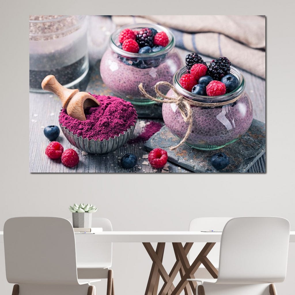 tablou canvas cu desert cu seminte de chia si fructe de padure, redat in culori vibrante