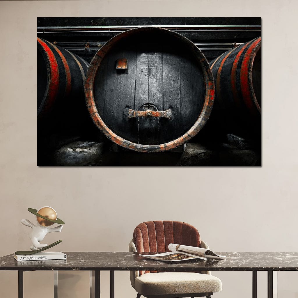 tablou canvas cu butoaie din lemn negre, pline cu vin, marcate in dungi rosii intr-un cadru traditional