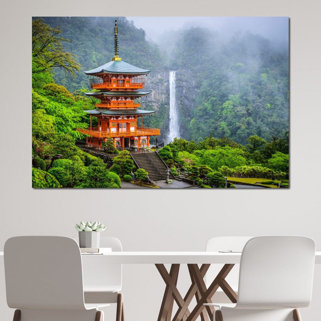 Tablou Canvas Premium, LuxCanva® O1050, Linistea Japoniei, Armonie, Om, Natura, Pagoda, Munti, Cascada, Calatorie, Sacru, Ritual, Zeu, Templu, Spirit, Nachi, Vacanta, Birou, Living, Dormitor