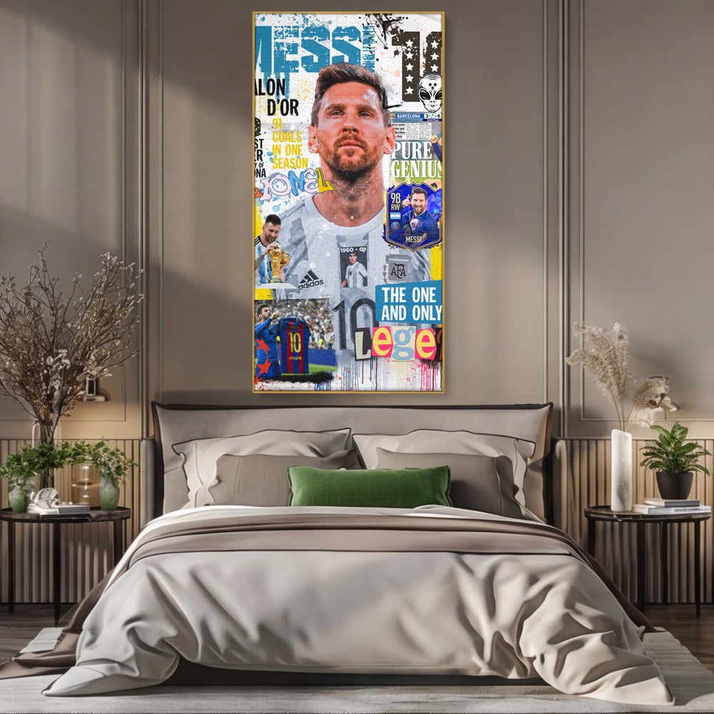 Tablou canvas cu tablou canvas cu lionel messi, in rama de aluminiu auriu, pe perete intr-un dormitor