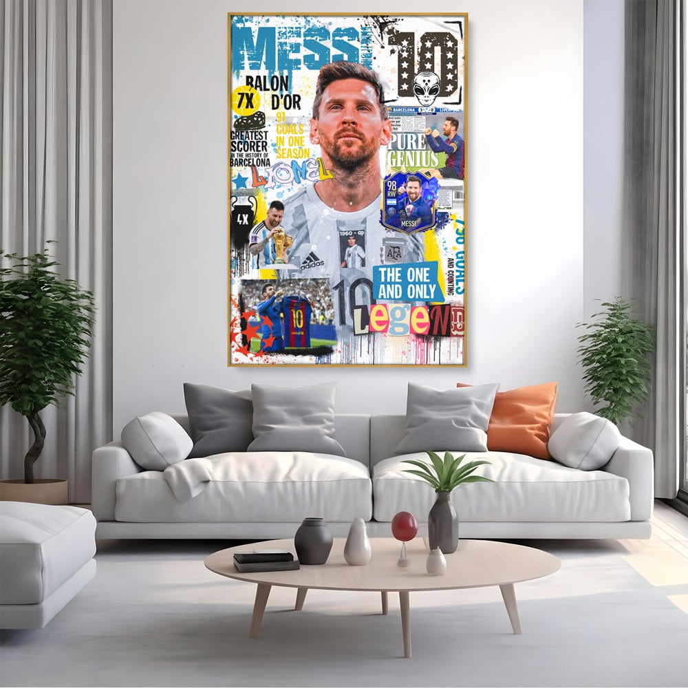 Tablou canvas cu tablou canvas cu lionel messi, in rama de aluminiu auriu, pe perete intr-un living