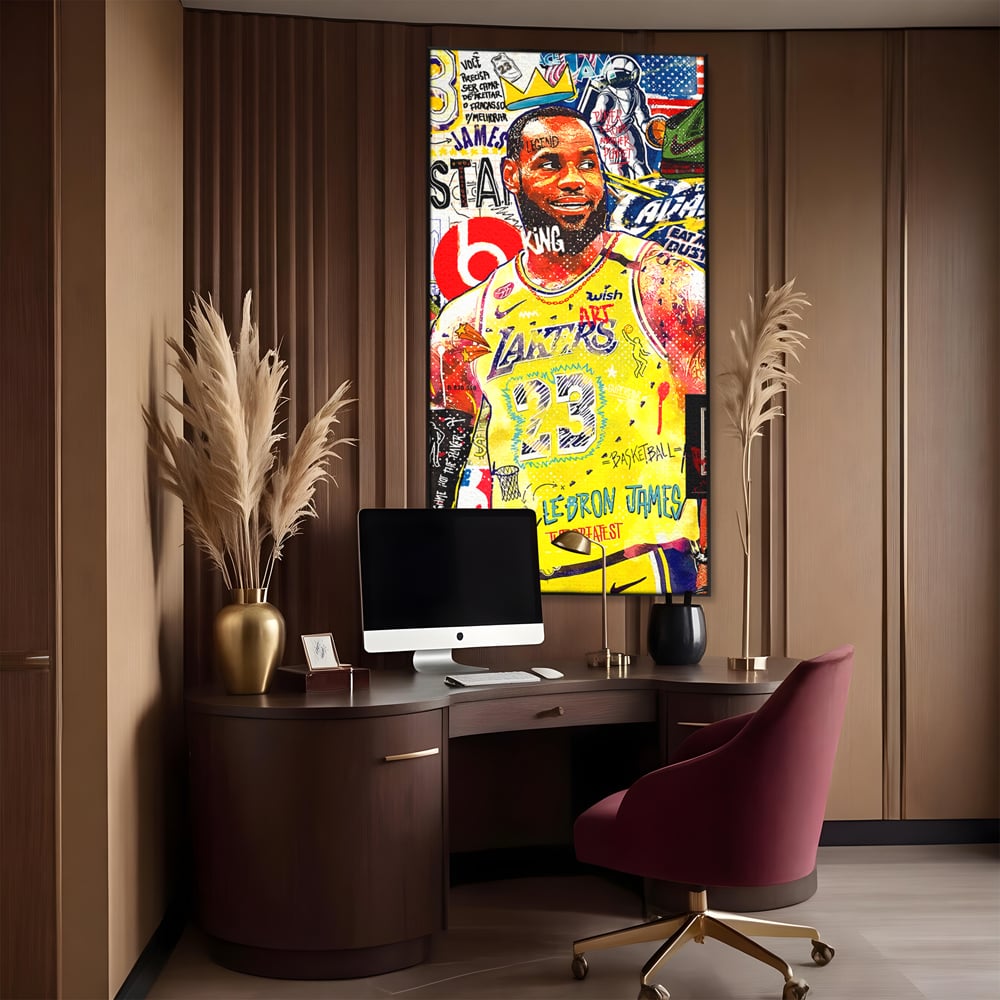 Tablou canvas cu tablou canvas cu portretul lui lebron james, in rama de aluminiu negru, pe perete intr-un birou