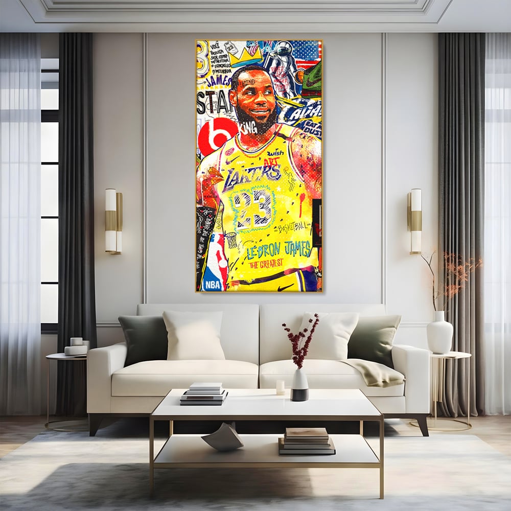 Tablou canvas cu tablou canvas cu portretul lui lebron james, in rama de aluminiu auriu, pe perete intr-un living