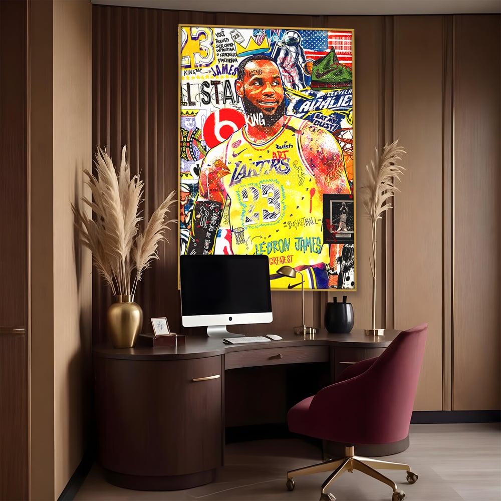Tablou canvas cu tablou canvas cu portretul lui lebron james, in rama de aluminiu auriu, pe perete intr-un birou