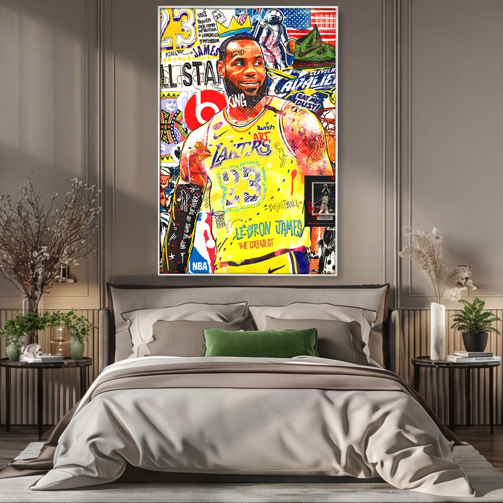 Tablou canvas cu tablou canvas cu portretul lui lebron james, in rama de aluminiu argintiu, pe perete intr-un dormitor