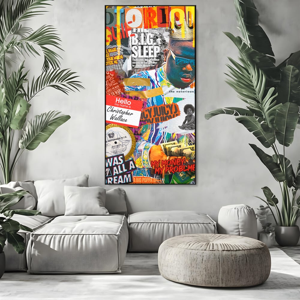 Tablou canvas cu tablou portret rapper the notorious b.i.g, in rama de aluminiu negru, pe perete intr-un living