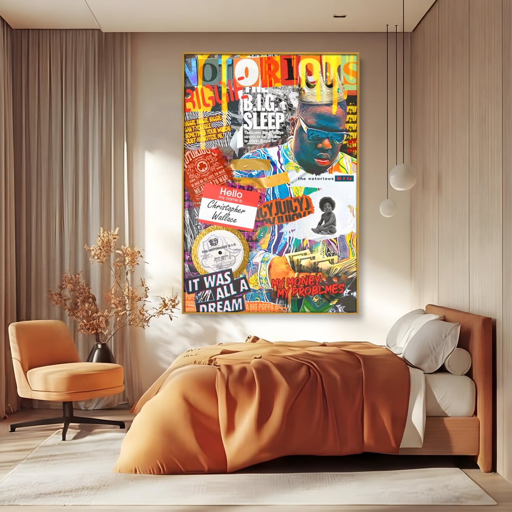 Tablou canvas cu tablou portret rapper the notorious b.i.g, in rama de aluminiu auriu, pe perete intr-un dormitor